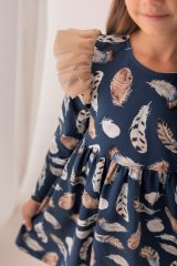 Dívčí šaty s peříčky a romantickými volánky na ramenou