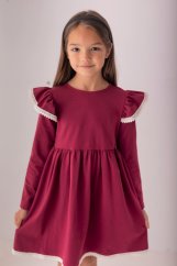 Elegantní malinové dívčí šaty s jemnou krajkou Elegantní malinové dívčí šaty s jemnou krajkou