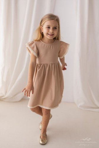 béžové šaty, zdobené jemnou krajkou od značky Lily Grey- malvinka.cz