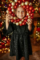 tyhle nádherné černé šaty poseté jemnými zlatými hvězdičkami jsou dokonalou volbou na vánoční focení