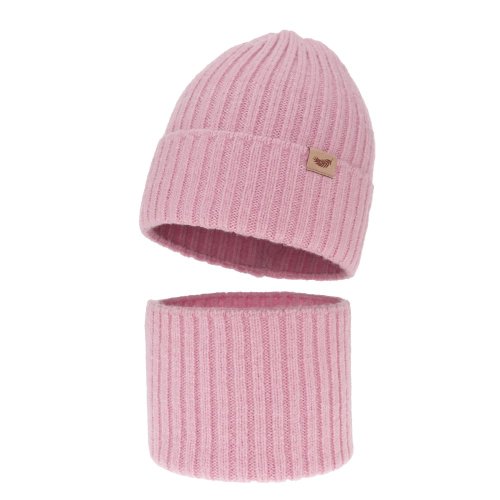 Detailní záběr na růžový dívčí žebrovaný zimní set Karmina, obsahující čepici a ladící nákrčník (tunel