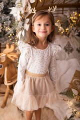 Dívčí blůzka se zlatými hvězdami a volánky – kouzelný outfit na sváteční chvíle. Dívčí blůzka se zlatými hvězdami a volánky – kouzelný outfit na sváteční chvíle.