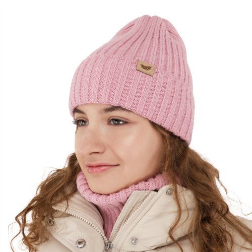 Detailní záběr na růžový dívčí žebrovaný zimní set Karmina, obsahující čepici a ladící nákrčník (tunel