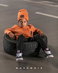 Trendy oranžová čepice s logem MashMnie – must-have na každý den