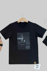 Černé tričko s potiskem auta – pohodlný střih Černé tričko s potiskem auta – pohodlný střih