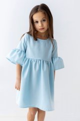 Sofistikované světle modré šaty pro dívky s čistými liniemi a jemnými detaily