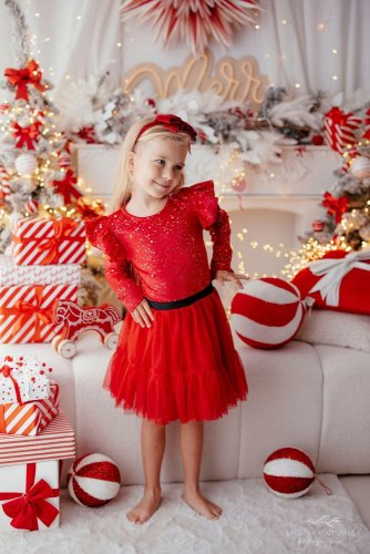 Elegantní červená bluzka s třpytivými detaily