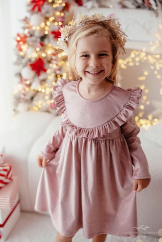 Růžové dívčí šaty s volánky a dlouhým rukávem