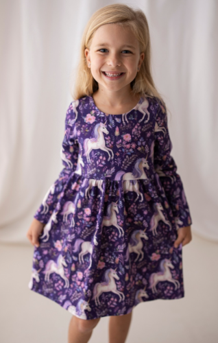 Roztomilé šaty s dlouhým rukávem a potiskem jednorožců