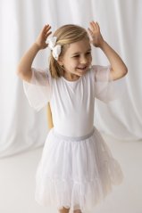 Elegantní bílá sukně z tylu – pohodlný a stylový outfit pro malé slečny