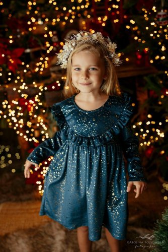 Petrolové šaty s volánkem a zlatým efektem – dokonalé pro focení