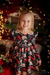 Pohodlné květinové šaty z měkkého materiálu, ideální pro slavnostní příležitosti i běžné nošení.