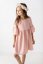 Elegantní dívčí boho šaty v pudrové barvě s romantickým střihem.