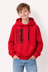 Chlapecká červená mikina s kapucí a potiskem – výrazný styl pro každého malého rebela.