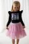 Malá dívka v černé blůzce s potiskem jednorožce a růžové tylové sukni. Stylový a pohodlný outfit pro každou malou princeznu.