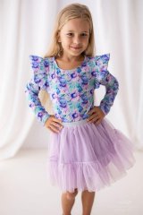 Dívčí blůzka s modro-fialovými květy a volánkovými rukávy