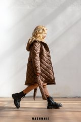 Delší kabát s elegantním prošíváním a páskem