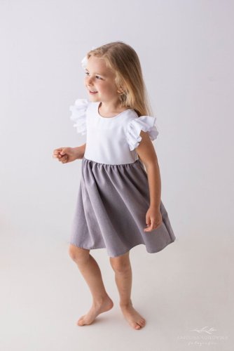 šaty bílé s šedou sukni tvoří nadčasovou kombinaci pro každodenní i sváteční nošení.