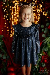 Dívčí tmavě modré šaty se zlatými třpytkami a volánkem