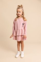 Růžové dívčí šaty s volánkem – pohodlí i styl