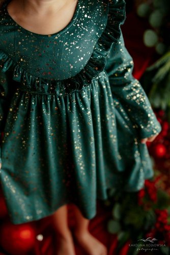 Elegantní šaty se zlatými tečkami – dokonalé na vánoční focení