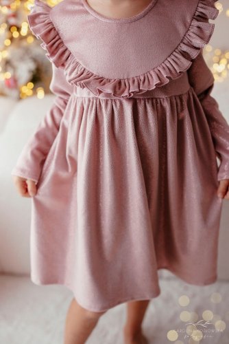 Slavnostní šaty v růžové barvě s jemnými volánky