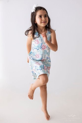  kde elegance potkává dětskou hravost. Jemný květinový tisk, volný střih a materiál, který dýchá s každým krokem.