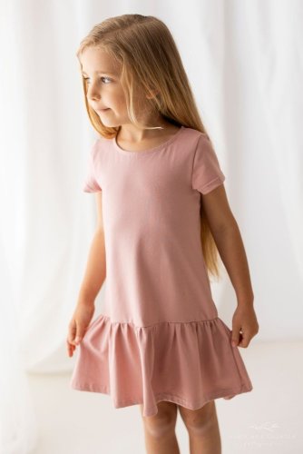 dívčí šaty Danča – spojení pohodlí, kvality a nadčasového stylu, které si vaše holčička zamiluje.
