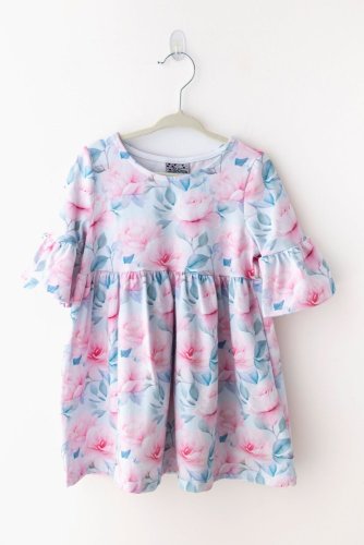 Rozkvetlé dívčí šatičky s růžovými květy