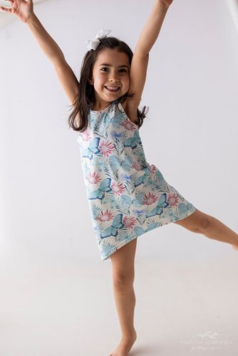 Dívčí letní šaty s jemným květinovým vzorem a modrými motýlky.