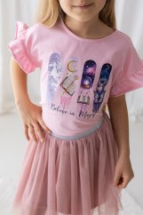 Detail potisku jednorožce, hvězd a nápisu Believe in Magic