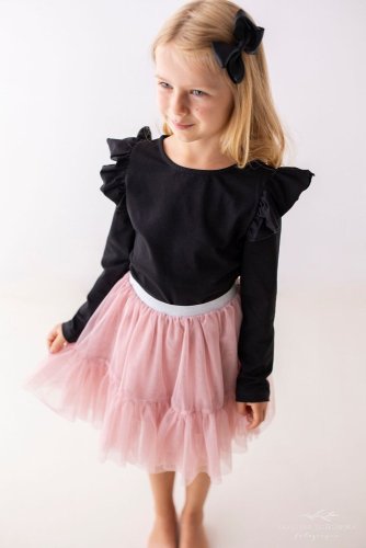 Black Princess mezi blůzkami! Elegantní černá s volánky na ramenou okouzlí na první pohled