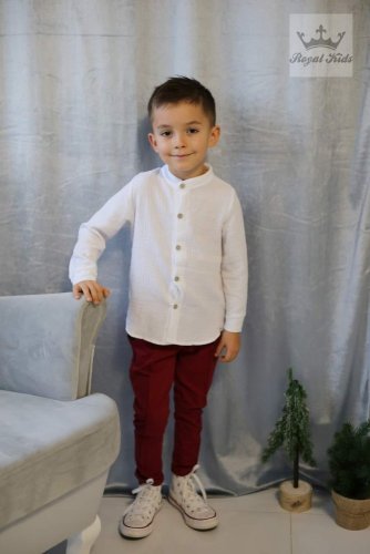 Elegantní bílá chlapecká košile s dřevěnými knoflíčky