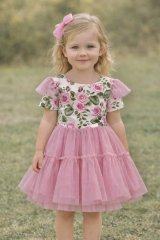 Romantické dívčí šaty s růžovými růžemi a tylovou sukní