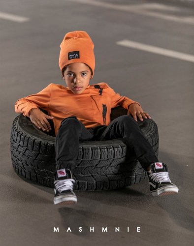Trendy oranžová čepice s logem MashMnie – must-have na každý den