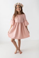 Boho šaty v pudrovém tónu – něžný design pro výjimečné okamžiky.
