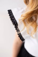 datail kurávu a černé krajky  – jemná elegance v bílé barvě