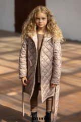 Prošívaný přechodný kabát s páskem a kapucí