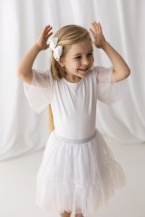 Elegantní bílá sukně z tylu – pohodlný a stylový outfit pro malé slečny