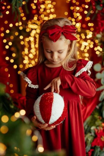 Dívčí šaty tmavě červenou barvu s nádechem do vínové Lily Grey s krajkou