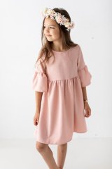 Elegantní dívčí boho šaty v pudrové barvě s romantickým střihem.