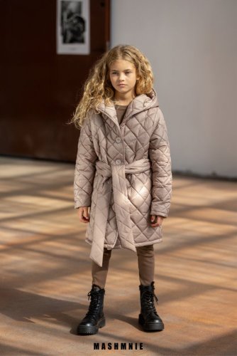 Delší kabát s kapucí, knoflíky a elegantním prošíváním