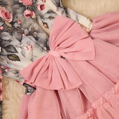 Šaty, které zaujmou – květinový vzor, růžový tyl a mašle vzadu