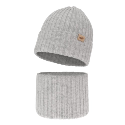 šedý dívčí žebrovaný zimní set Karmina, obsahující čepici s decentní záplatou a ladící nákrčník (tunel)