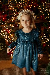 Petrolové šaty s volánkem a zlatým efektem – dokonalé pro focení