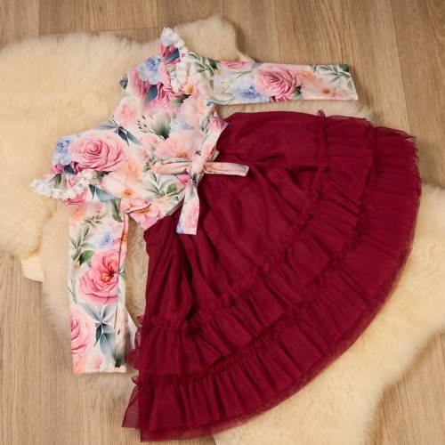 romantické dívčí šaty s růžovou tylovou sukní a květinovým vzorem.