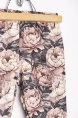 Dívčí legíny s romantickým vzorem pivoněk v pudrových a krémových tónech