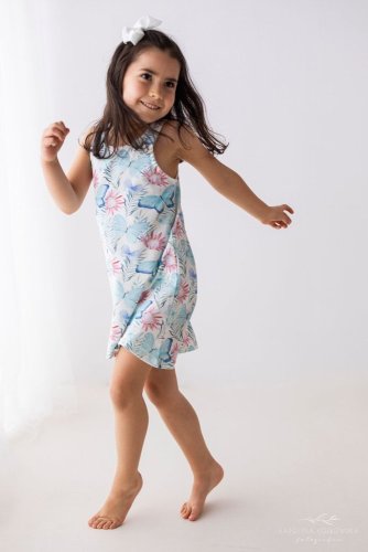 Zářivý úsměv, motýlci a květy – dokonalé šaty na léto!