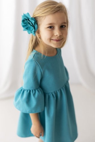 Tyrkysové dívčí šaty v boho stylu zaujmou jednoduchým, ale elegantním střihem