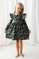 dívčích šatech Klárka s květinovým vzorem a krajkovými volánky